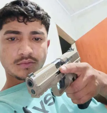 Viatura policial em rua residencial durante operação em Caarapó