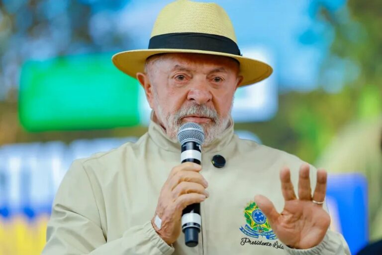 Cadeira presidencial vazia em cerimônia com bandeiras do Brasil, Peru e Colômbia ao fundo