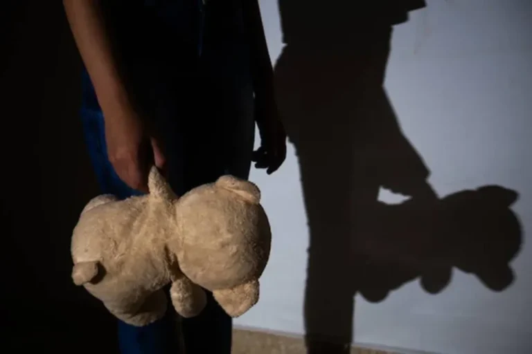 Viatura policial e profissionais do Conselho Tutelar atendendo criança resgatada em imóvel em Combinado (TO); mulher sendo conduzida pela polícia
