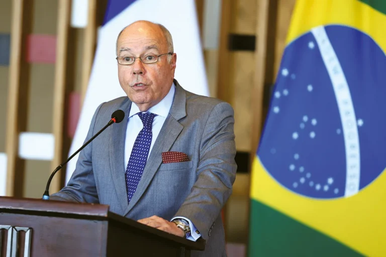 “Brasil não se curvou”, diz chanceler após Trump manter tarifa de 25% sobre produtos brasileiros