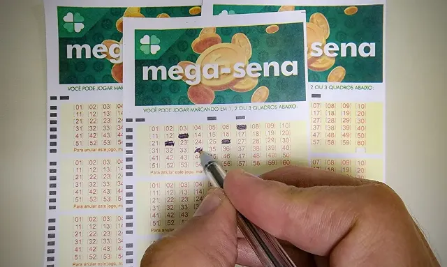 Globo sorteador e placar mostrando prêmio de R$ 35 milhões durante sorteio da Mega-Sena em estúdio