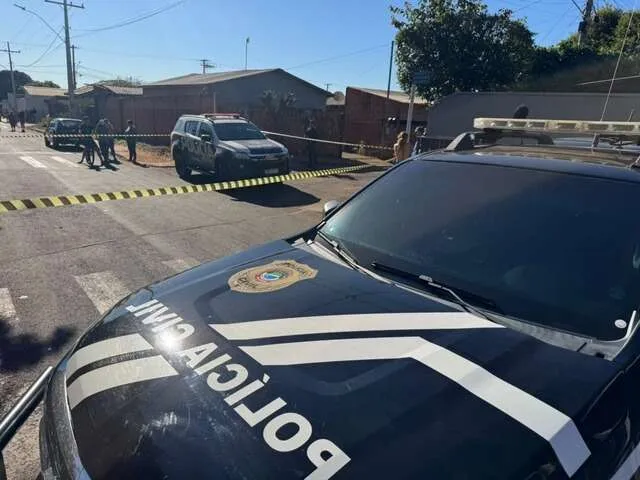 Viaturas policiais com luzes de emergência em avenida de Campo Grande à noite, próximo à UPA