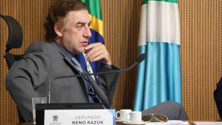 Ilustração de cartaz de procurado da Interpol com mapa do Brasil destacando Mato Grosso do Sul