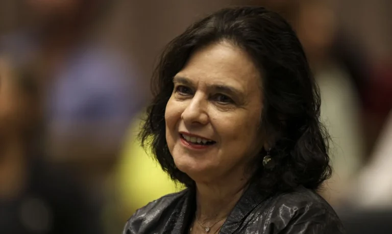 Nísia Trindade lança livro que revela bastidores da pandemia de covid-19