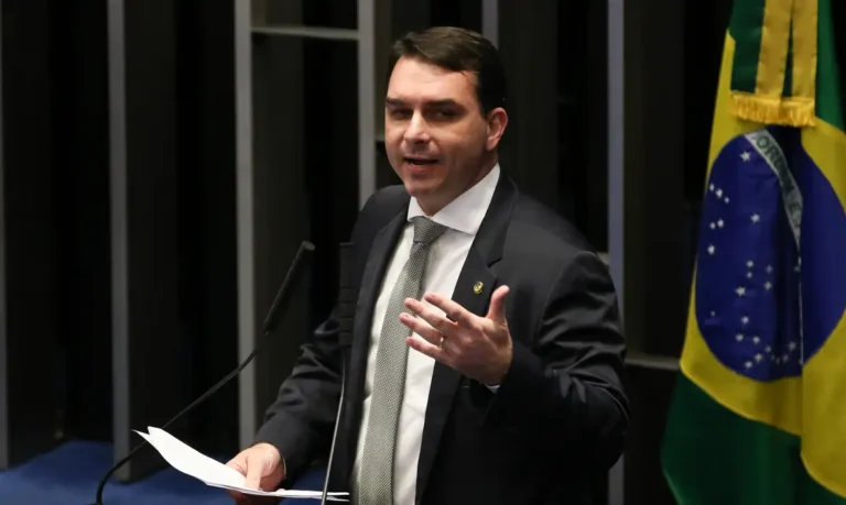 PGR solicita que Flávio Bolsonaro seja ouvido no inquérito por calúnia contra Lula