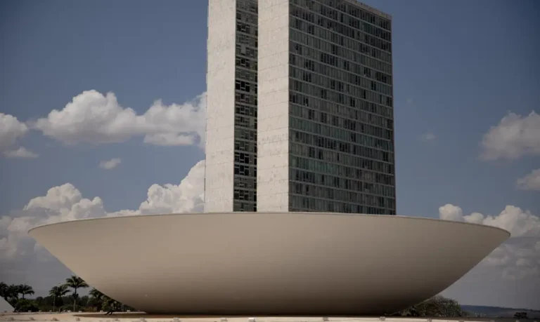 Câmara instala comissão para analisar proposta que reduz maioridade penal