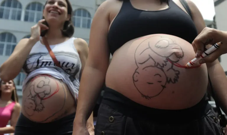 Estudo mostra que fatores sociais e estruturais empurram mulheres para cesáreas
