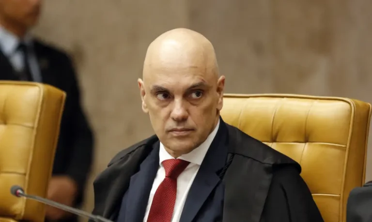 Moraes suspende visitas de Flávio a Bolsonaro por 90 dias