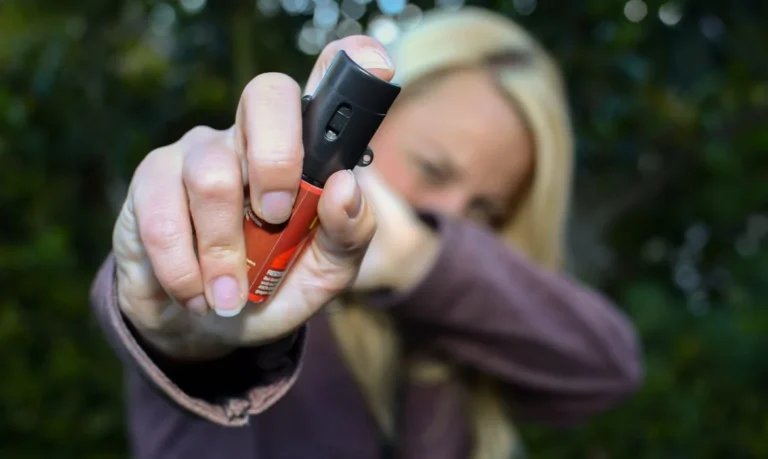 Venda de spray de pimenta para mulher é medida paliativa, afirma promotora