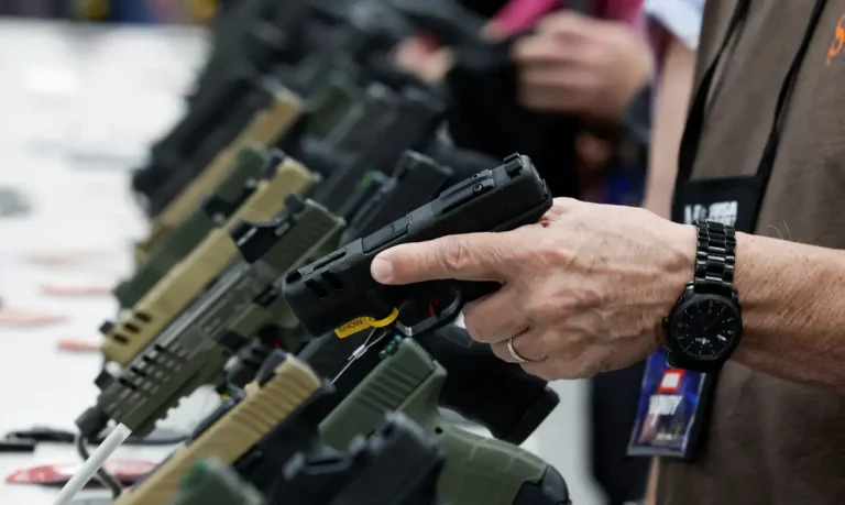 Medidas pró-armas de Trump devem favorecer o acesso de facções no Brasil