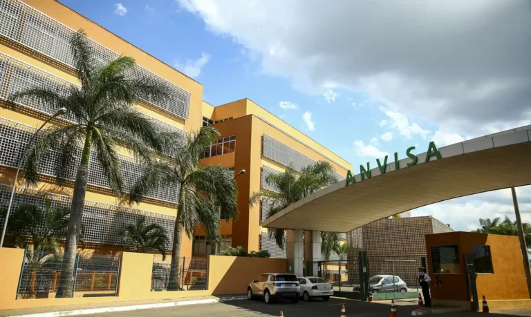 Anvisa suspende venda das bebidas Mister Hemp por falhas em registros