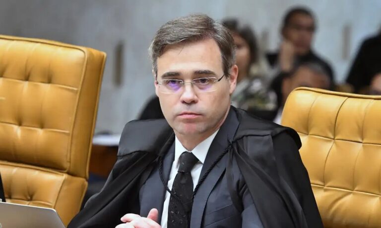Mendonça autoriza investigação sobre repasses para filme sobre Bolsonaro