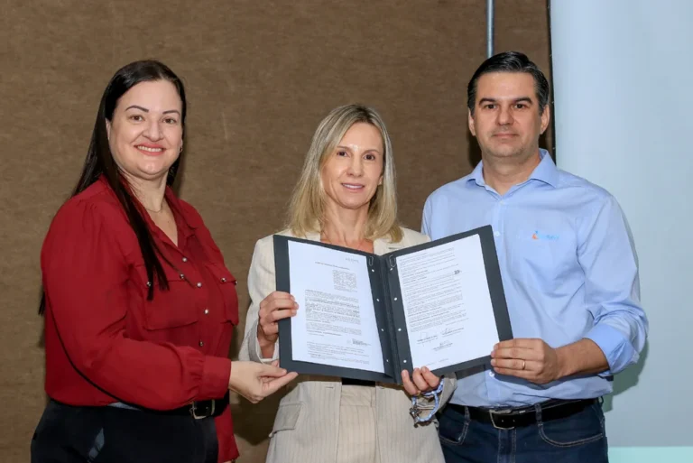 Corumbá firma acordo para manejo de árvores junto à Energisa e AGEMS