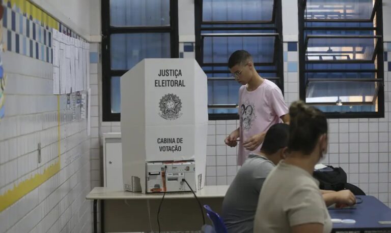 Urna eletrônica é auditada em etapas que asseguram a soberania do voto