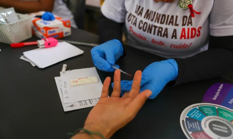 Desinformação sobre HIV é barreira ao tratamento e agrava preconceito