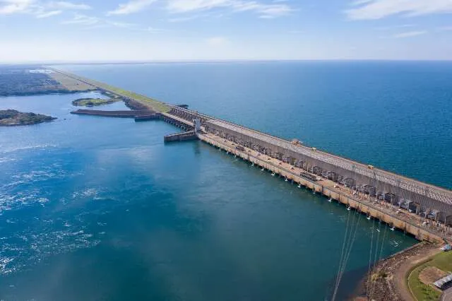 Visão aérea da Usina Porto Primavera e trecho do Rio Paraná com vazão reduzida e equipes de monitoramento em ação