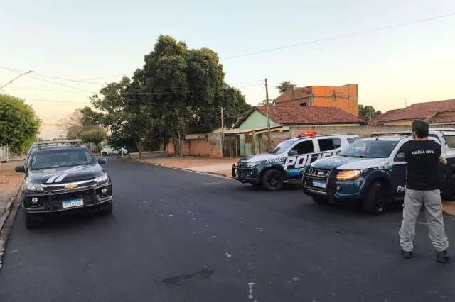 Operação policial cumprindo mandados com apreensão de celulares e drogas em cidades de MS e MT