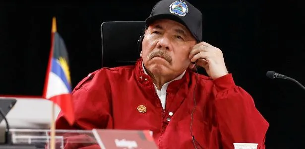 Daniel Ortega discursa no Palácio Presidencial da Nicarágua com bandeira nacional ao fundo