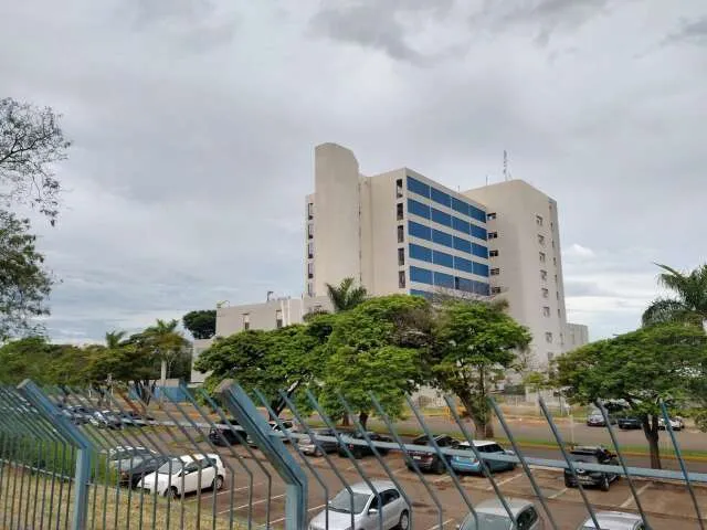 Fachada de hospital público em Campo Grande durante investigação policial.