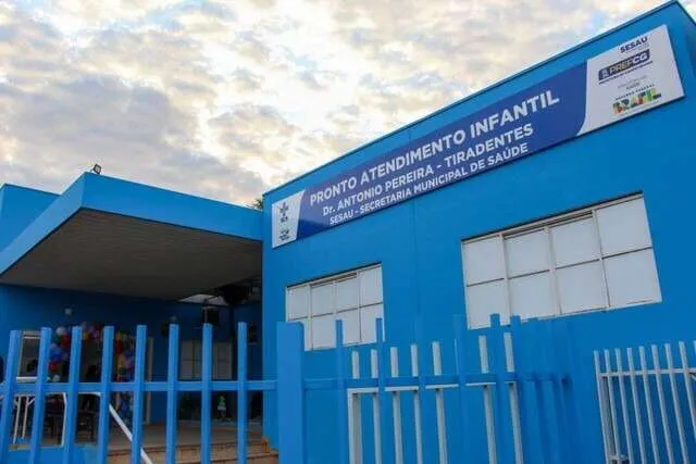 Quarto infantil vazio com boneca caída e fita de isolamento policial