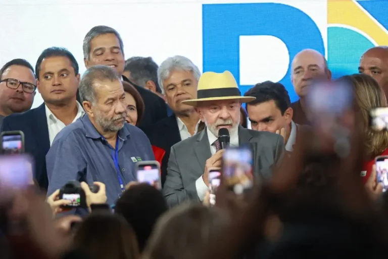 Líderes do PDT e apoiadores durante convenção nacional em Brasília com anúncio de apoio à reeleição de Lula