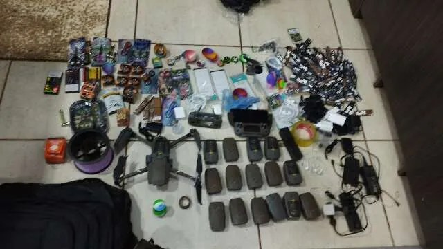 Drone apreendido e materiais próximos à Penitenciária Estadual de Dourados durante abordagem da Polícia Penal à noite.
