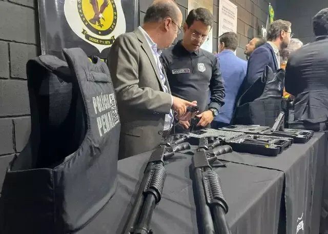 Depósito com coletes balísticos Nível IIIA prontos para distribuição pela Polícia Penal