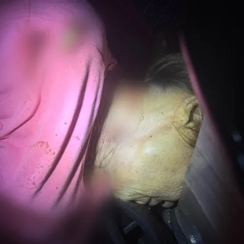 Investigadores e viaturas em cena de investigação em frente a residência com fita de isolamento
