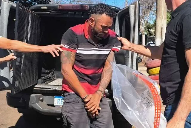 Agentes da polícia inspecionam caminhonetes Toyota Hilux apreendidas durante operação noturna.