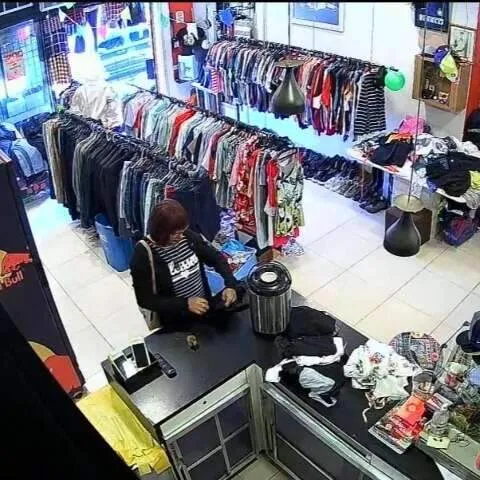 Abordagem em brechó de homem idoso vestido com roupa feminina por policiais