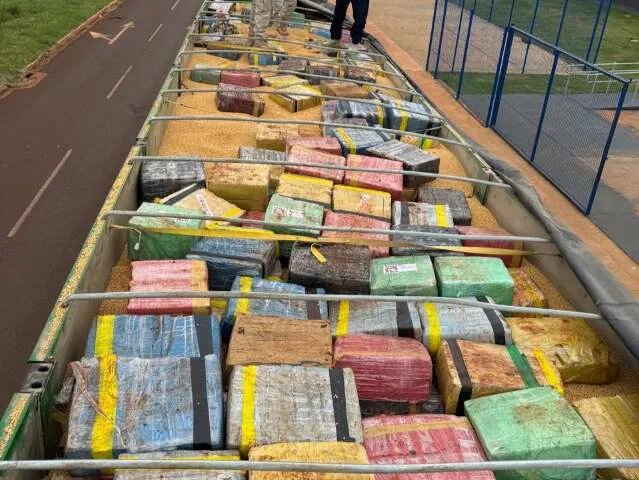 Agentes da PRF inspecionam carreta com carga de soja e fardos de maconha apreendidos na MS-276