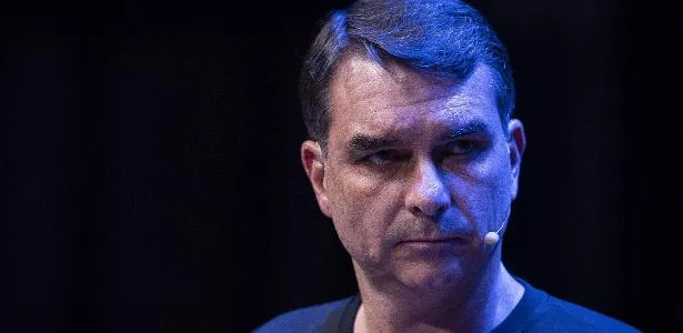 Gráfico com 55% em destaque, silhueta de político ao fundo e grupo de mulheres preocupado em primeiro plano