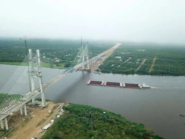 Rio Paraguai com nível baixo, margens expostas e vegetação do Pantanal