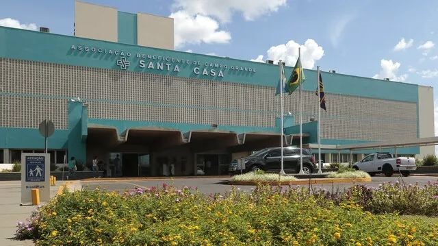 Profissionais de saúde protestam em frente à Santa Casa de Campo Grande por atraso salarial
