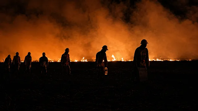 Imagem de satélite com quatro focos de incêndio na fronteira entre Corumbá e Puerto Busch, com áreas destacadas em vermelho.