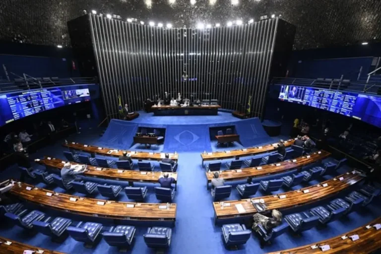 Plenário do Senado com documento legislativo, distintivo da Polícia Federal e dinheiro representando repasse de impostos sobre apostas