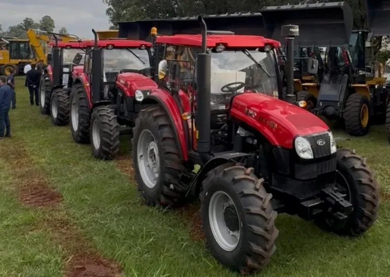 Produtores rurais ao lado de tratores e implementos agrícolas entregues em Paranhos