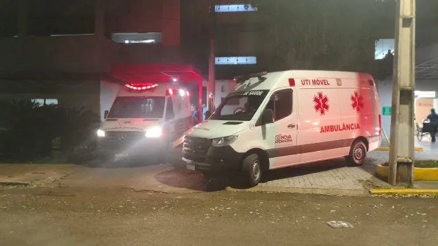 Ambulância estacionada diante de hospital em Dourados durante a madrugada