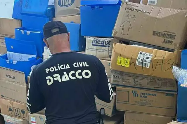 Profissionais da Secretaria Municipal de Saúde revisando prontuários em reunião