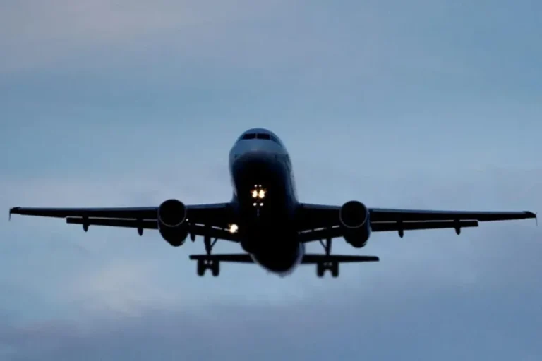 Dois aviões comerciais sobre o Atlântico com sobreposição gráfica de alertas TCAS indicando manobras para evitar colisão.