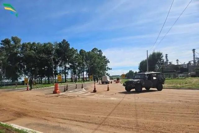 Operação na BR-463 com militares revistando veículo e tabletes de haxixe apreendidos