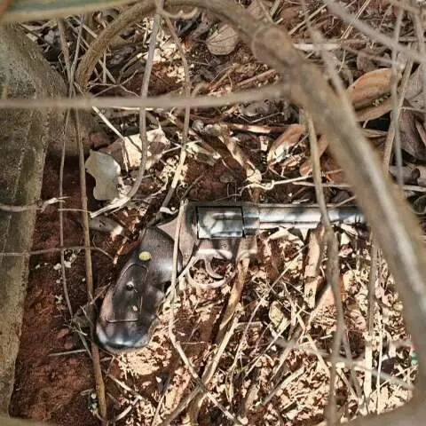 Perícia policial em bar rural com fita de isolamento e arma encontrada às margens da estrada em Nioaque.