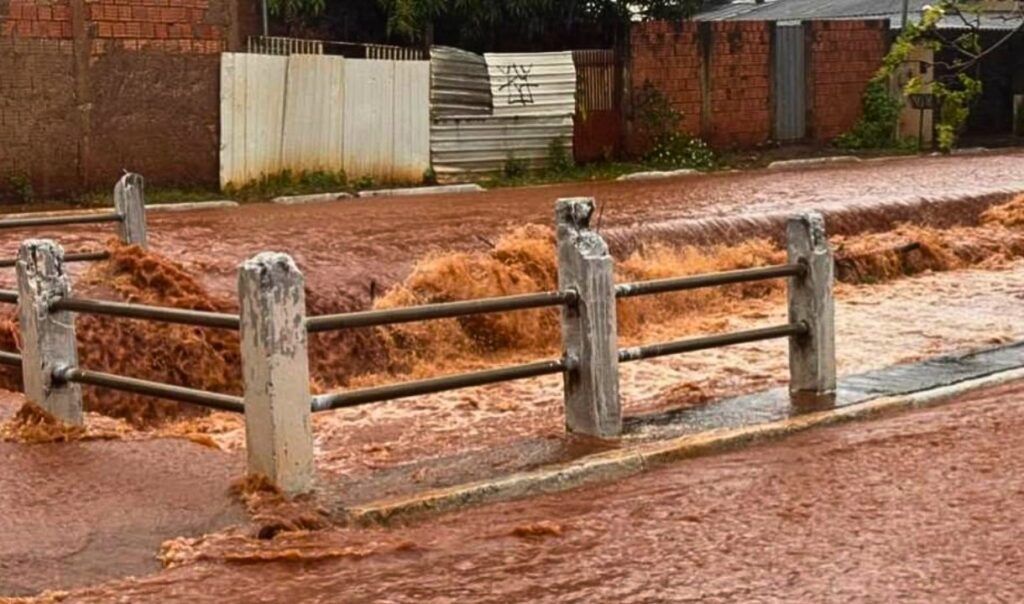 Tempestade supera média de chuva de julho e agosto e provoca estragos em Campo Grande 2 temporal campo grande2