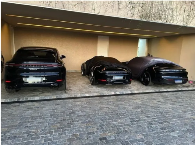 Pátio da Polícia Federal com veículos apreendidos alinhados, incluindo carros de luxo e motocicleta
