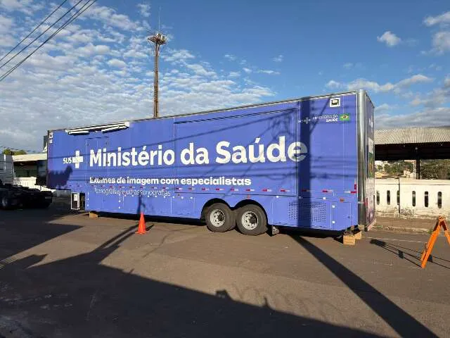 Unidade móvel de diagnóstico com equipe médica e pacientes na Esplanada Ferroviária, Campo Grande