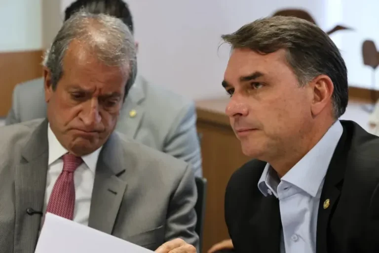 Valdemar Costa Neto em coletiva, com figuras de Bolsonaro ao fundo