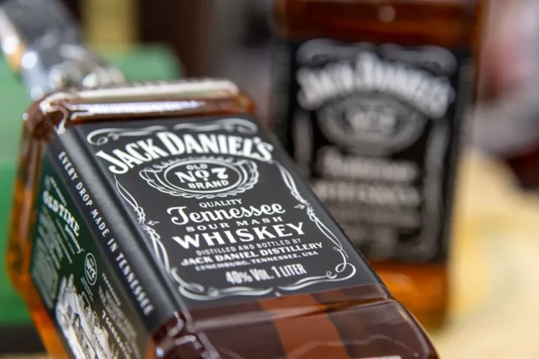 Mulher acaba presa após tentar furtar whisky de R$ 222 em supermercado de Corumbá