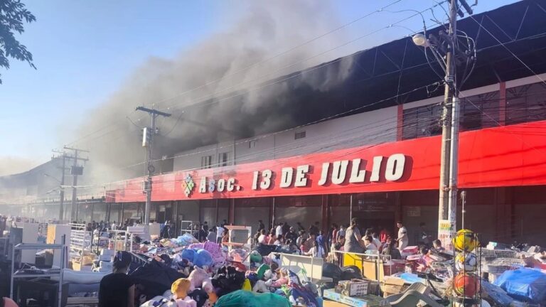 Presidente da Bolívia anuncia apoio a comerciantes após incêndio em feira de Santa Cruz