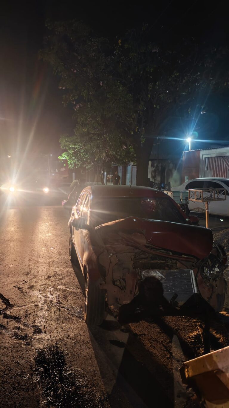 Carro bate em caçamba de entulho e deixa homem ferido em Corumbá