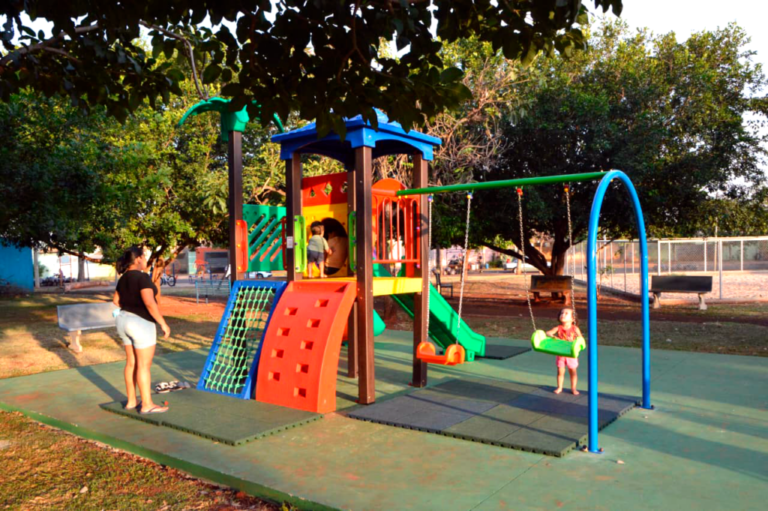 Prefeitura entrega novo parquinho infantil em parceria com MPT